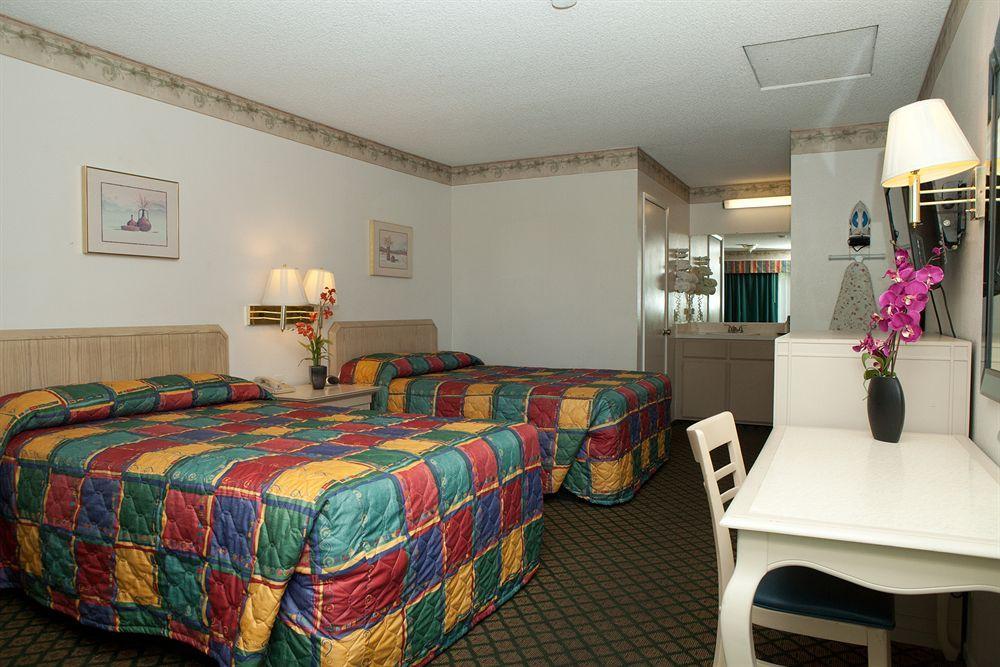Town House Motel Lancaster Exterior photo